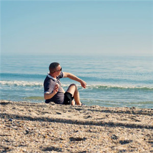 海边背影头像 站在海边拍照的男生女生图片