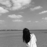 个性黑白背影头像女 在海边的,想着自己的事