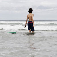 小孩在海边玩耍的头像，假期里去海边玩耍变成最大的心愿