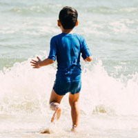 小孩在海边玩耍的头像，假期里去海边玩耍变成最大的心愿
