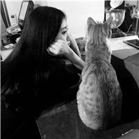 女生抱着猫很酷的头像 全部是黑白的有种神秘感的