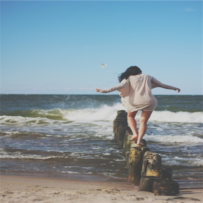 海边女生背影头像，欣赏到大海美丽的风景