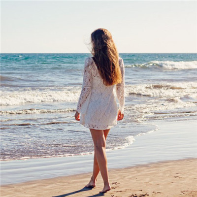 海边女生背影头像，欣赏到大海美丽的风景