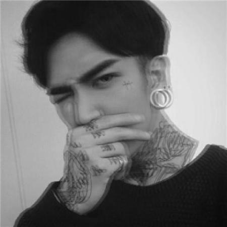 社会带纹身男生qq头像黑白图片，带痞味很酷很拽的