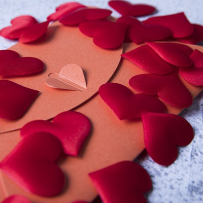 红色的玫瑰花瓣图片，适合情侣用的头像图片