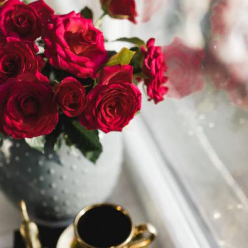 好看的红玫瑰头像，适合中年人用花瓶中的的红玫瑰图片