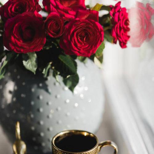 好看的红玫瑰头像，适合中年人用花瓶中的的红玫瑰图片