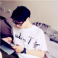 文艺气息的韩系男生头像图片,玩手机的,戴眼镜的