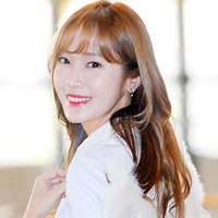韩国女歌手Jessica头像图片,背羽毛翅膀扮天使