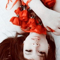 红色衣服美女微信头像 可爱唯美韩国美女13P