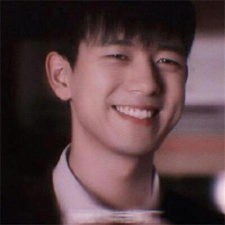 韩国帅哥头像，微笑的样子甜甜的