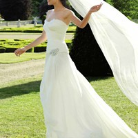 最新欧美穿婚纱的情侣头像图片,洁白婚纱显得很温馨