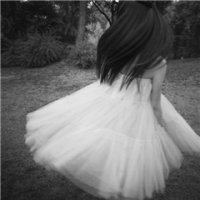 婚纱头像女生黑白,黑白色衬托出白色婚纱的美丽和洁白
