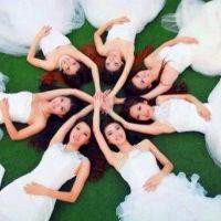 多人穿婚纱的姐妹头像,白色的婚纱,姐妹们在一起真的很幸福
