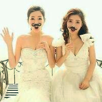 穿婚纱姐妹的合照头像图片,我们同一天做新娘真幸福