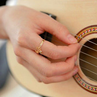 唯美戒指头像图片,戴在美女的手指上太幸福了