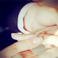 qq情侣戒指头像,戴戒指的手指图片做你一辈子的人