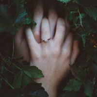 戴着戒指的手头像图片,让我们相亲相爱吧