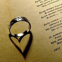 书本上的戒指成心形的,书本上的爱情戒指