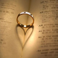 书本上的戒指成心形的,书本上的爱情戒指