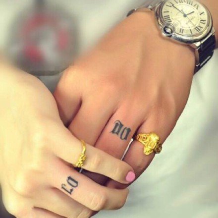 情侣戒指纹身头像-情侣手指成对戒指纹身图片