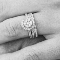 幸福有爱戴在手上的戒指图片,情侣戴戒指牵手头像