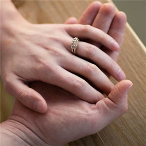 手指上的戒指头像图片女生，也有一张是情侣的