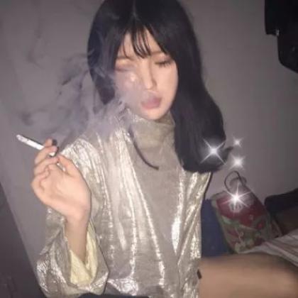 成熟女生qq头像，享受着孤独又渴望快乐的女生