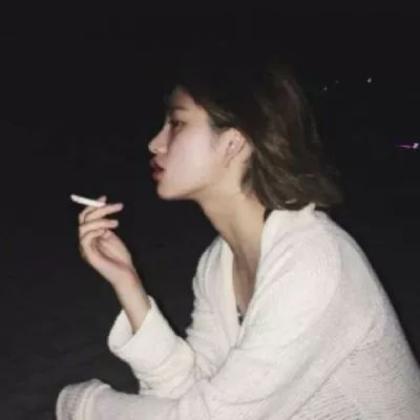 成熟女生qq头像，享受着孤独又渴望快乐的女生