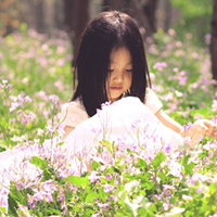 花丛中的小萝莉唯美头像图片,与花儿为伴