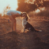 女孩和狗合影头像,女孩和狗的唯美图片