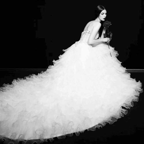黑白婚纱头像女，穿上婚纱的一刻是最幸福的