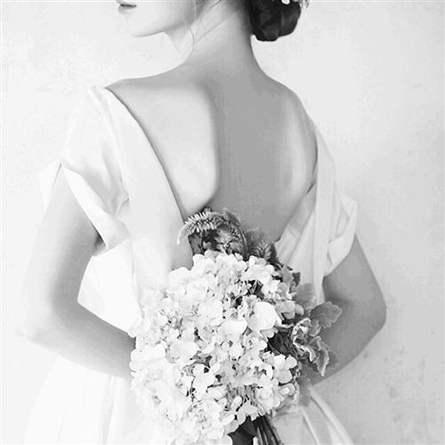 黑白婚纱头像女，穿上婚纱的一刻是最幸福的