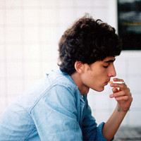 欧美lomo风格男生头像 带抽烟的,有些無關實證的感覺