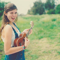 唯美弹吉他女生头像,一边弹,一边唱着自己喜欢的歌