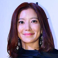 韩国女演员明星尹世雅QQ头像_长的漂亮,微笑起来很迷人