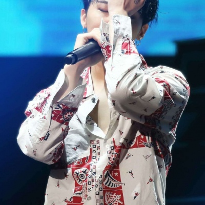 G-Dragon头像高清，全部是拿话筒的图片