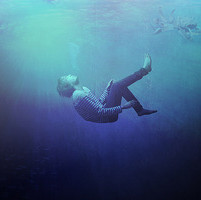 2012qq唯美男生头像在水中的_回忆时却又忍不住的心伤