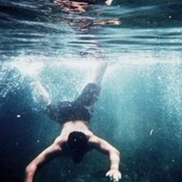 2012qq唯美男生头像在水中的_回忆时却又忍不住的心伤