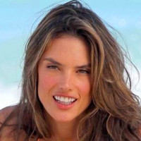 巴西著名的模特和女演员:亚历山大·安布罗休性感头像,漂亮的唇蜜以及微笑!