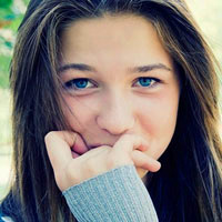 温柔成熟的欧美女生头像_蓝眼睛,棕色头发很妩媚的样子