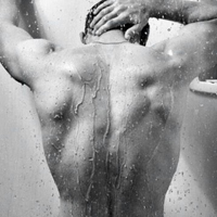 欧美男生霸气拽头像纹身的,洗澡的,成熟的男人