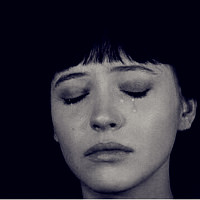 伤心哭泣流泪的女生头像,一个人静静的伤心着