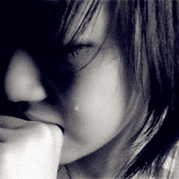 伤心哭泣流泪的女生头像,一个人静静的伤心着