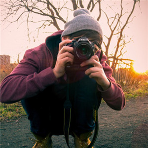 拿相机的人头像 拿相机拍照的欧美青年图片