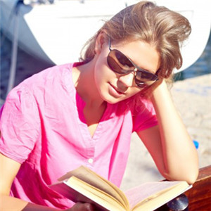 手里拿着书的女生头像 热爱阅读的看书的美女图片