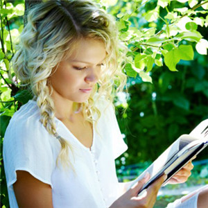 手里拿着书的女生头像 热爱阅读的看书的美女图片