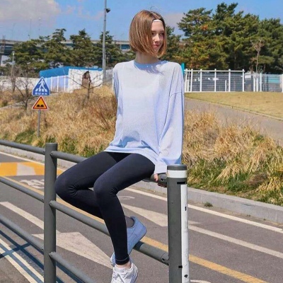 欧美短发女生头像高冷，孤独与酒梦与泡沫