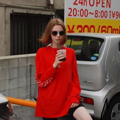 欧美短发女生头像高冷，孤独与酒梦与泡沫