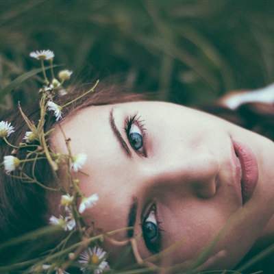 躺在草地上的女生头像，躺在地上的性感唯美美女